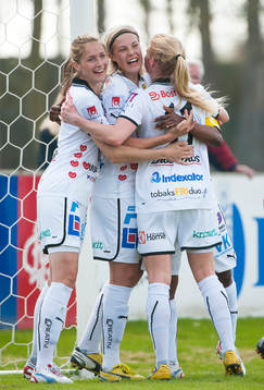  Emmelie Konradsson, och Lina Hurtig, Umeå, jublar tillsammans Jenny Hjohlman, Umeå IK, efter 1-2.
