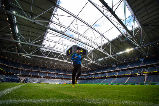  Stefan Selakovic, Halmstad, springer på gräsplanen inför den allsvenska fotbollsmatchen mellan AIK och Halmstad. Taket är för första gången för en allsvensk match öppet på Friends Arena.