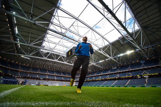  Stefan Selakovic, Halmstad, springer på gräsplanen inför den allsvenska fotbollsmatchen mellan AIK och Halmstad. Taket är för första gången för en allsvensk match öppet på Friends Arena.