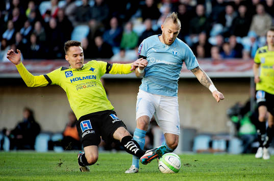 Siim Luts, Norrköping försöker ta bollen från Magnus