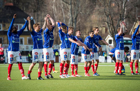  Åtvidaberg jublar med publiken efter match