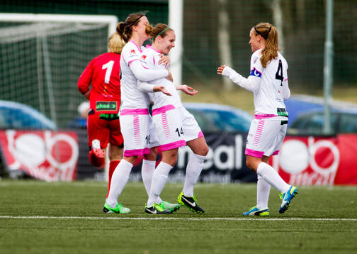 Malmös Manon Melis jublar efter att ha gjort 0-1 och kramas om
