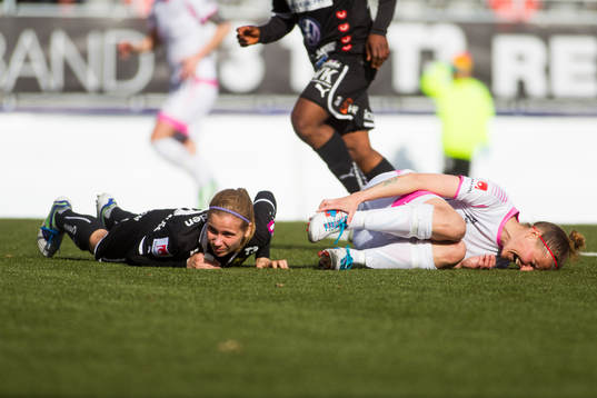 s nr 33, Tuija Hyyrynen, och Malmös nr 31, Anja Mittag ligger kvar och har ont efter en duell i omgång 4 i Damallsvenskan mellan Umeå IK FF och LdB FC Malmö