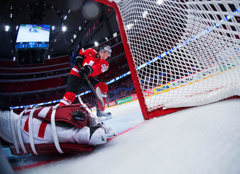 Schweiz Reto Suri gör mål bakom Kanadas målvakt Mike