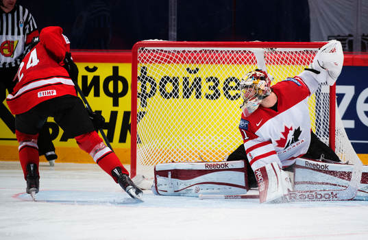 Schweiz Reto Suri gör mål bakom Kanadas målvakt Mike