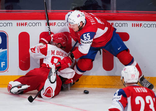 Danmarks Mikkel Boedker stoppas av Norges Ole-Kristian