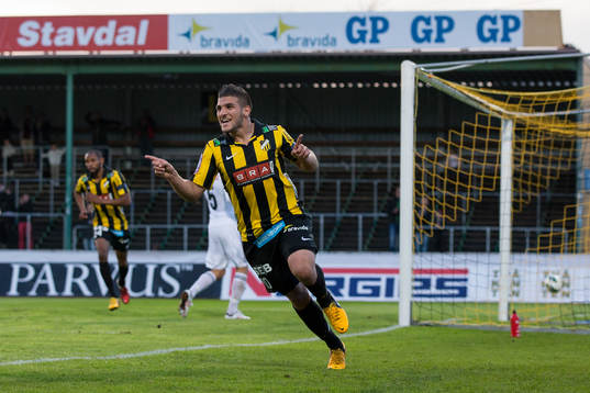  Moestafa El Kabir, Häcken jublar efter att ha gjort matchavgörande 1-0 bakom Niklas Westberg, målvakt Brommapojkarna