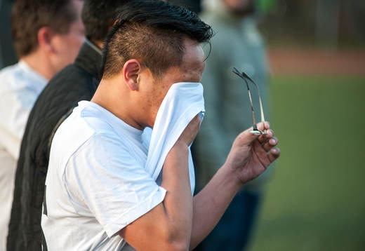  En spelare i korplaget Handikappbadets FC torkar bort svett från ansiktet för att kunna se bättre genom glasögonen som han spelar i.