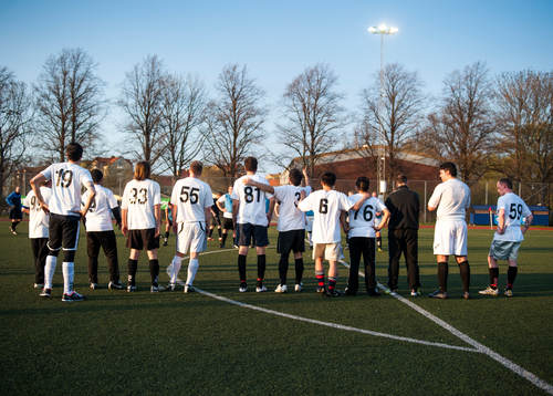  Spelarna i korplaget Handikappbadets FC tackar motståndarlaget efter vinst.