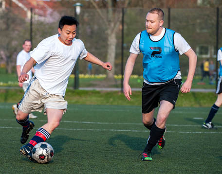  En spelare från korplaget Handikappbadets FC försöker springa förbi en spelare från korplaget Ribban In I.