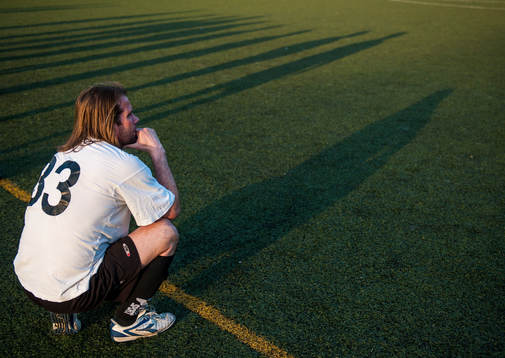  En spelare i korplaget Handikappbadets FC ser på när lagkamraterna spelar sista minuterna av matchen mot Ribban In I.