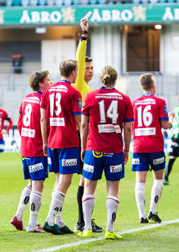  Domare Antti Kanerva, Olofstorp, ger rött kort till Emil Karlsson, Örgryte.