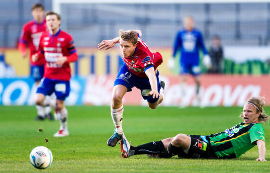 Johan Hedman, Örgryte, blir fälld av Jesper Floren, Gais