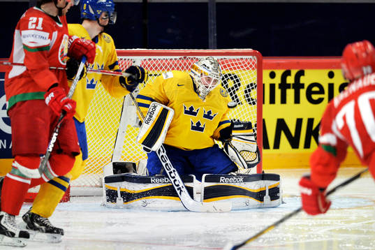 Sveriges målvakt Jhonas Enroth räddar ett skott i matchen