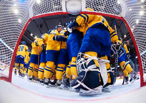 De svenska spelarna samlas runt målvakten Jhonas Enroth