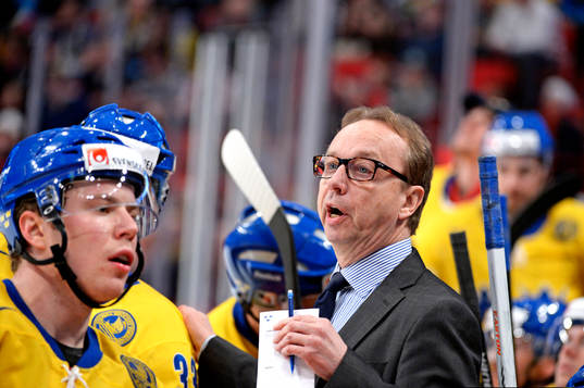 Sveriges Pär Mårts pratar med spelarna i matchen mellan