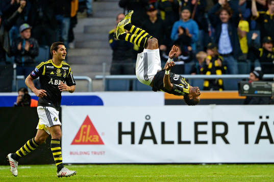  Kennedy Igboananananike, AIK, jublar genom att slå en volt på planen efter han gjort 1-1. 