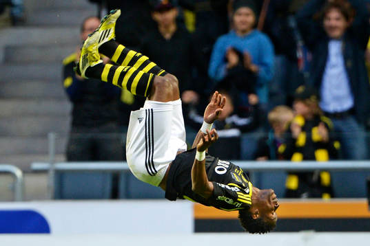  Kennedy Igboananananike, AIK, jublar genom att slå en volt på planen efter han gjort 1-1. 