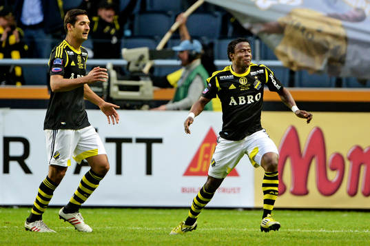  Kennedy Igboananananike, AIK jublar efter han gjort 1-1.