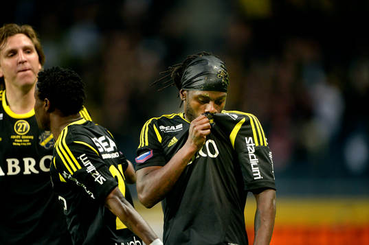  Martin Kayongo-Mutumba, AIK kysser siffran 27 som tryckts på AIKs matchtröjor till minne av Ivan Turina, AIKs hastigt avlidne målvakt.