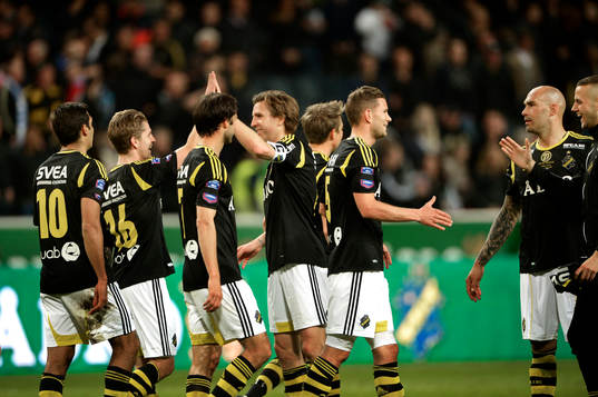  AIK spelarna firar segern efter matchen.