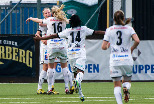  Lina Hurtig, Umeå, firar efter sitt 0-1-mål.
