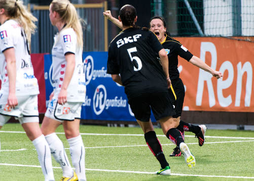  Marlene Sjöberg, Kopparbergs Göteborg, jublar efter sitt 1-1-mål.