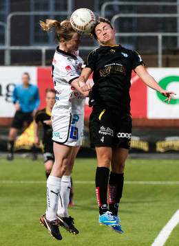  Alexandra Nilsson, Umeå, i nickduell med Jodie Taylor, Kopparbergs Göteborg.