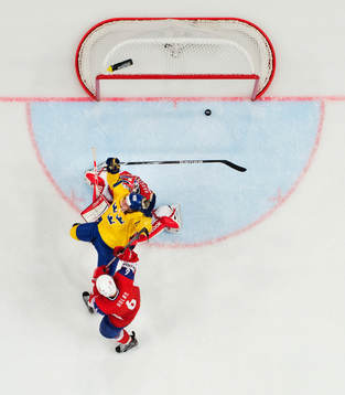 Varken Norges Jonas Holös eller målvakten Lars Haugen