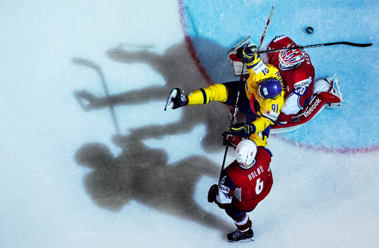 Varken Norges Jonas Holös eller målvakten Lars Haugen