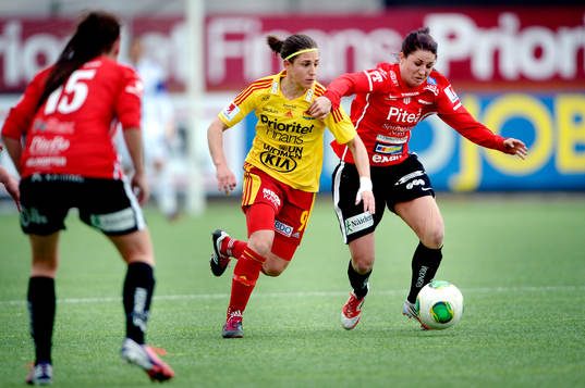  Veronica Boquete, Tyresö och Josefin Johansson, Piteå kämpar om bollen.