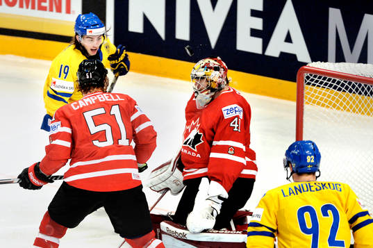 Sveriges Calle Järnkrok oroar framför Kanadas målvakt