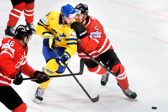 Sveriges Loui Eriksson försöker ta sig förbi Kanadas