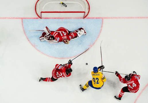 Kanadas Luke Schenn och Jay Harrison ser till att Sveriges