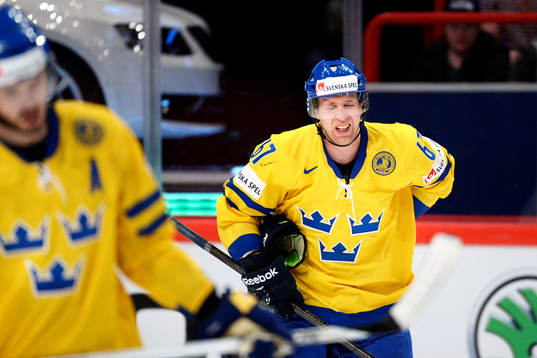 Sveriges Martin Thörnberg har ont i matchen mellan Sverige