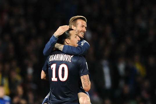  David Beckham kramar om Zlatan Ibrahimovic när Paris Saint Germain vinner det franska ligaguldet 2013.