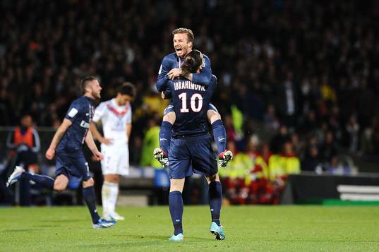  David Beckham kramar om Zlatan Ibrahimovic när Paris Saint Germain vinner det franska ligaguldet 2013.