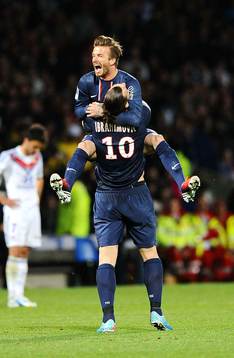  David Beckham kramar om Zlatan Ibrahimovic när Paris Saint Germain vinner det franska ligaguldet 2013.