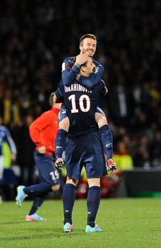  David Beckham kramar om Zlatan Ibrahimovic när Paris Saint Germain vinner det franska ligaguldet 2013.