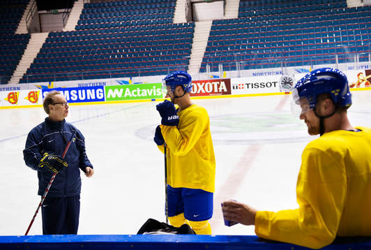Förbundskapten Pär Mårts pratar med Henrik Sedin och