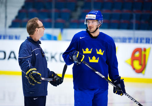 Förbundskapten Pär Mårts pratar med Jimmie Ericsson på