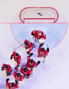 Kanadas målvakt Mike Smith och hans lagkamrater jublar