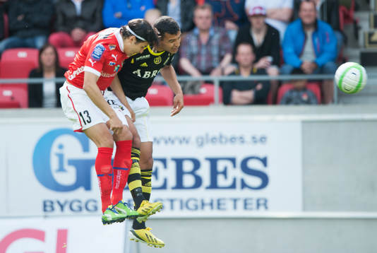 Emin Nouri och Nabil Bahoui, AIK, nickduell