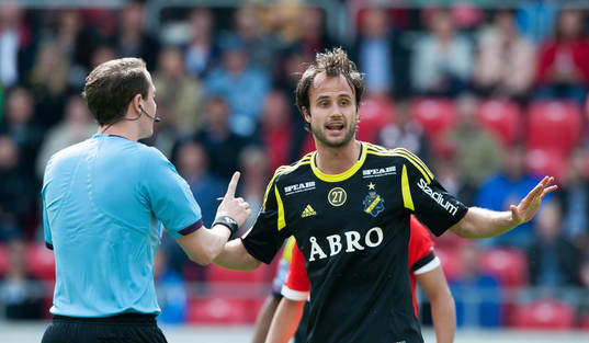 Andreas Ekberg, domare, tillrättavisar Helgi Danielsson,