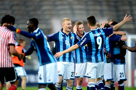  Vytautas Andriuskevicius, Djurgården kramar om Luis Solignac, Djurgården efter matchen.