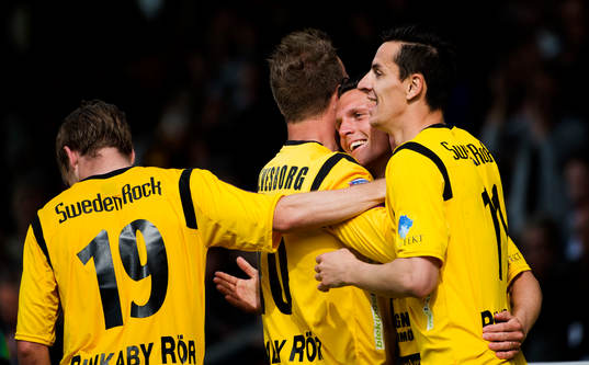  Kristian Haynes, Mjällby, har precis dundrat in sitt tredje mål för dagen och jublar med Markus Ekenberg, Haris Radetinac, Mjällby.