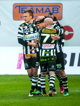  Fredrik Karlsson,omfamnas av Max Mölder, och Linus Malmqvist, Landskrona BOIS, efter att han gjort 1-0.