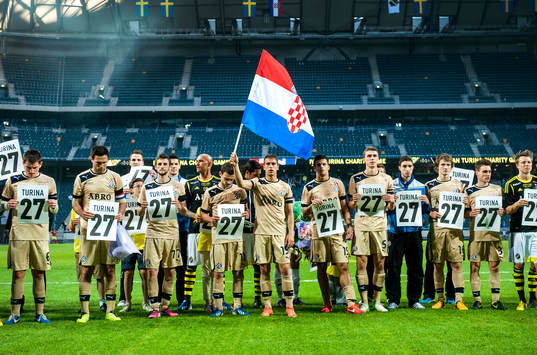  Spelarna från de båda lagen samlades framför AIK fansen och höll en tyst minut.