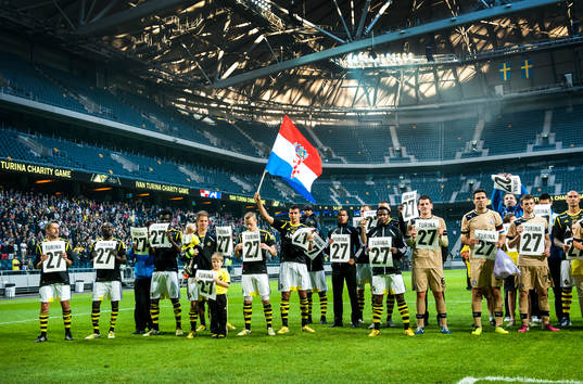  Spelarna från de båda lagen samlades framför AIK fansen och höll en tyst minut.
