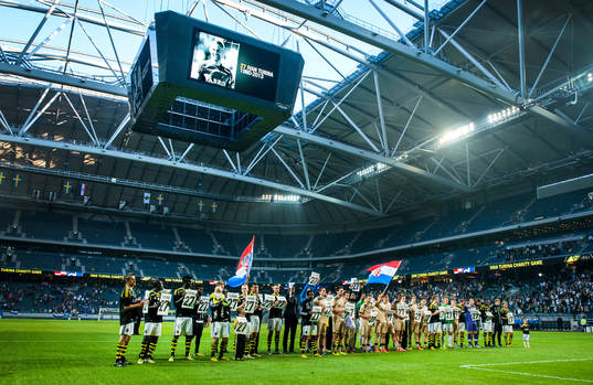  Spelarna från de båda lagen samlades framför AIK fansen och höll en tyst minut.